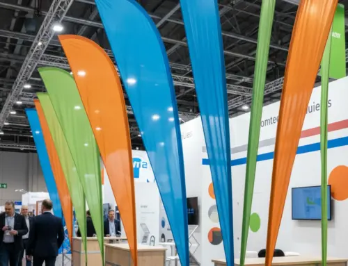 Pourquoi choisir une oriflamme publicitaire pour dynamiser votre stand en salon ?