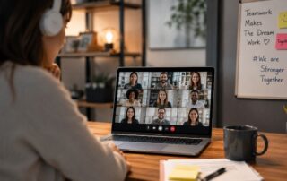 Collaboratrice en visioconférence avec son équipe à distance depuis son bureau