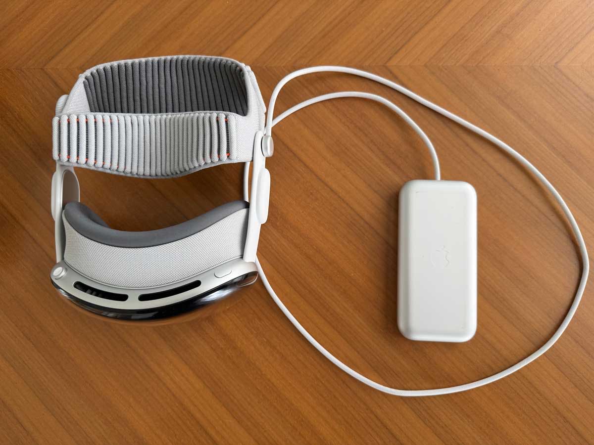 Apple Vision Pro M5 avec sa batterie externe filaire