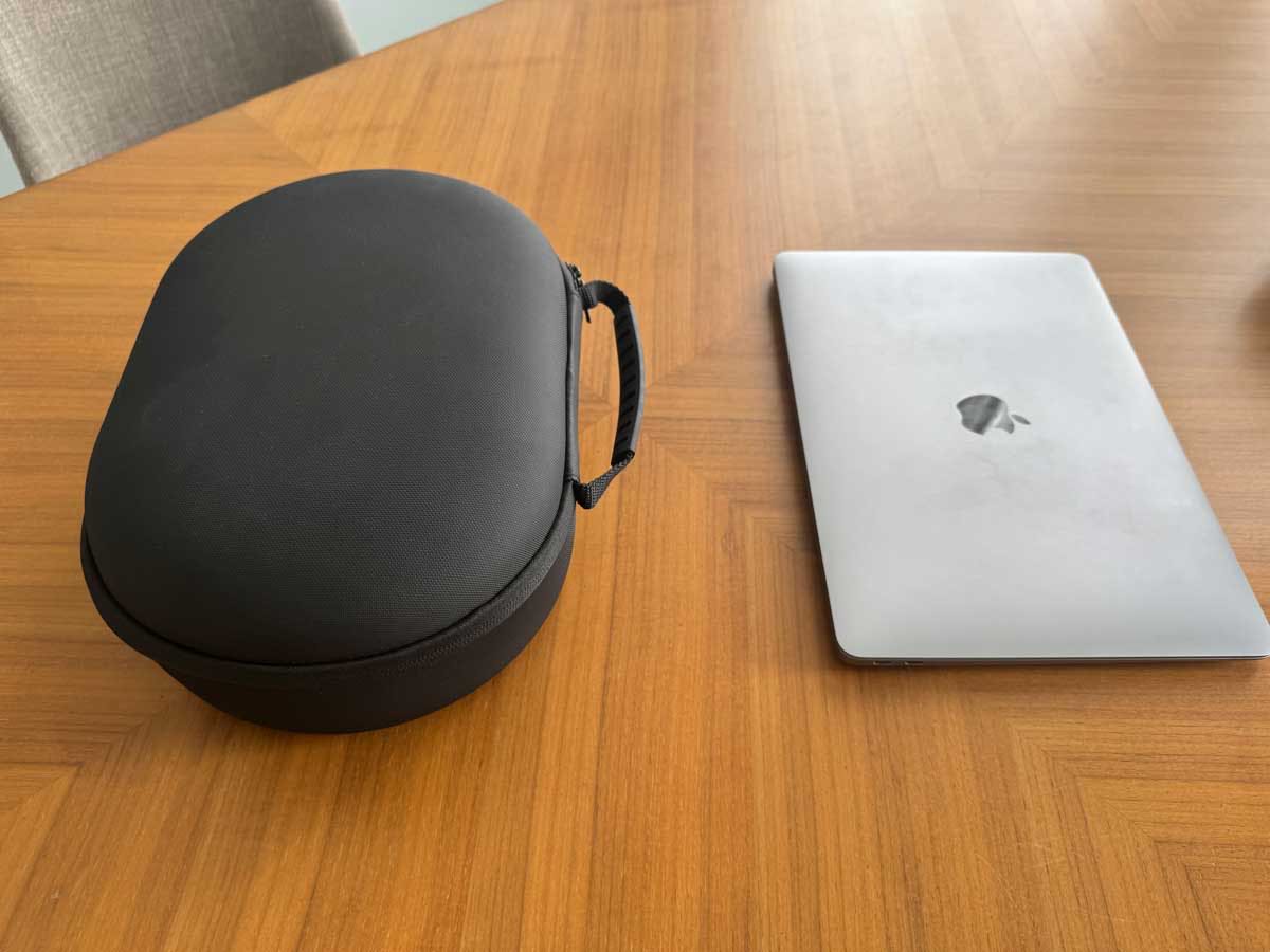 Étui de transport rigide de l'Apple Vision Pro à côté d'un MacBook