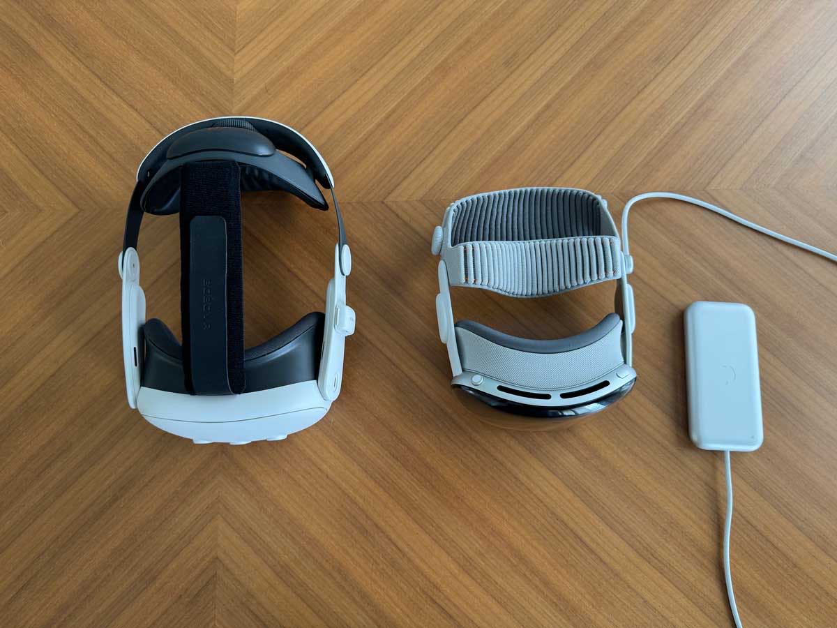 Meta Quest 3 et Apple Vision Pro M5 vus de dessus avec la batterie externe