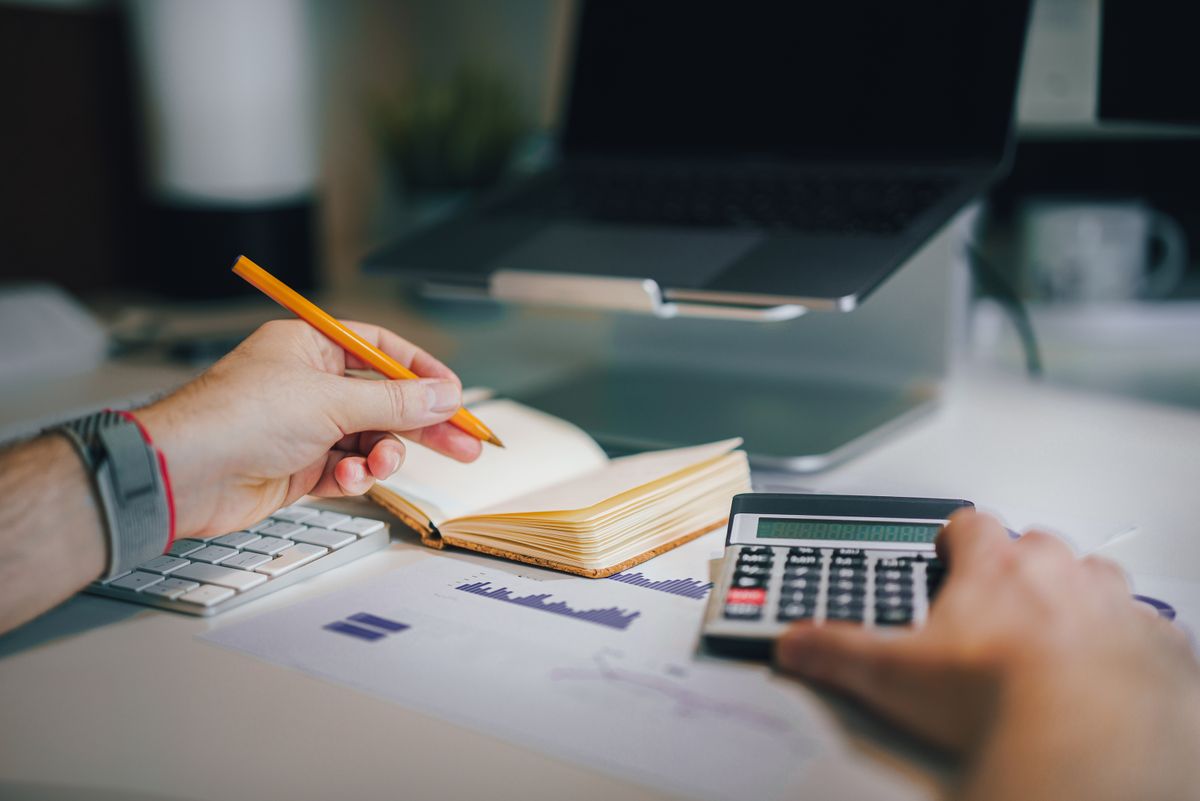 Additionner les frais annuels d'un contrat en gestion pilotée avant de comparer deux offres. Photo : Jakub Zerdzicki / Pexels