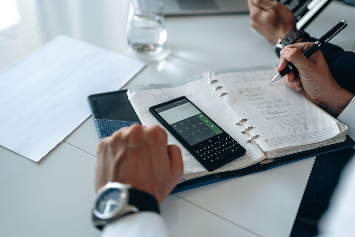 Comparer les fiches produits point par point quand les grilles tarifaires se tiennent. Photo : AlphaTradeZone / Pexels