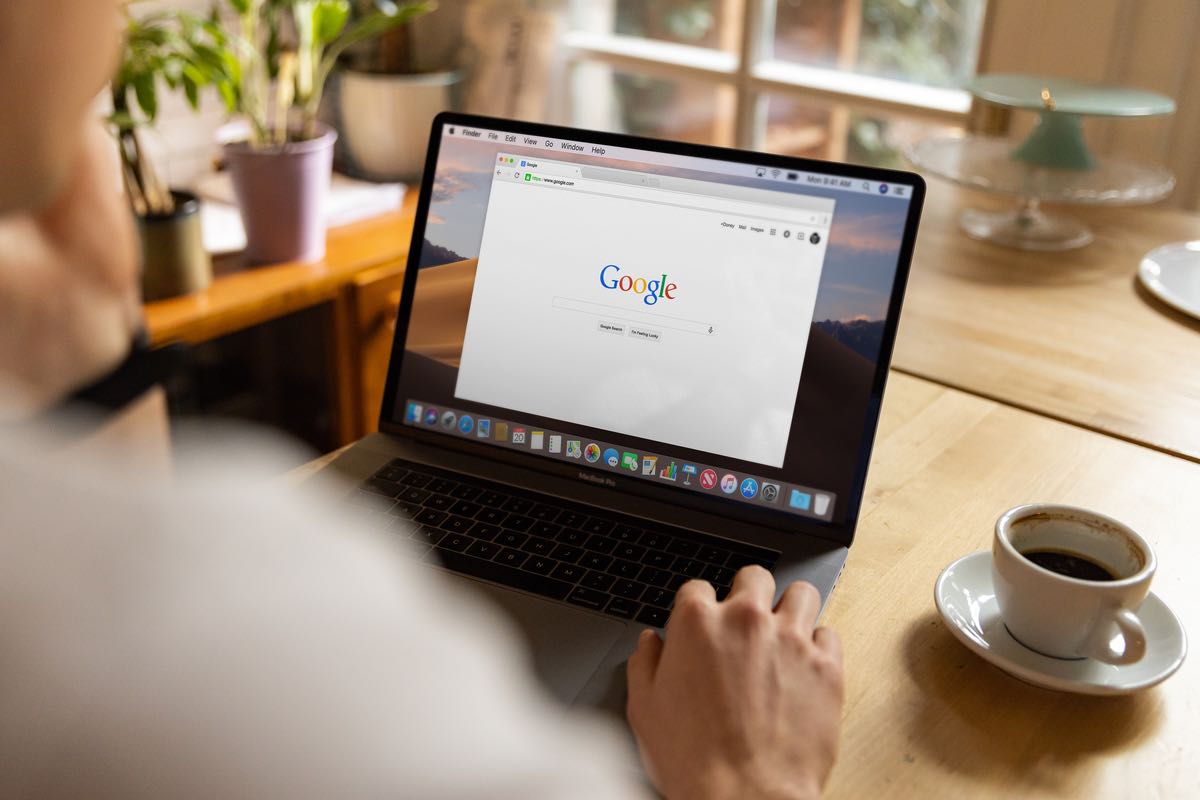 Les recherches en ligne glissent de la page de résultats vers les réponses générées. Photo : Firmbee.com / Pexels