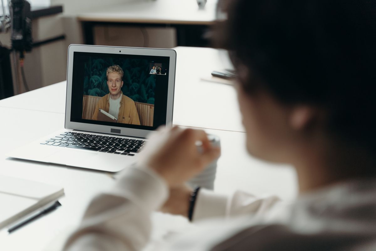 Entretien individuel à distance avec un collaborateur. Photo : cottonbro studio / Pexels