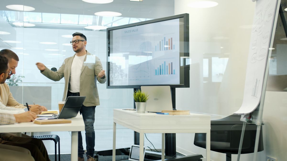Point d'équipe autour d'un tableau de bord partagé. Photo : Vitaly Gariev / Pexels